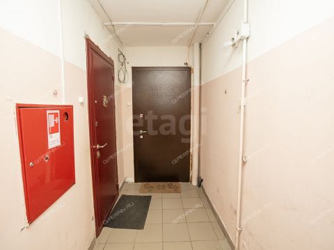3-komnatnaya-ul-vyatskaya-d-1 фото