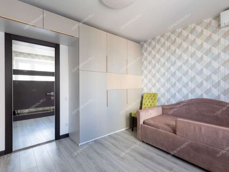 трёхкомнатная квартира на бульваре 60-летия Октября дом 21 к1