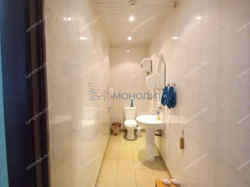 здание под офис, недвижимость под образовательные учреждения на Деловой улице