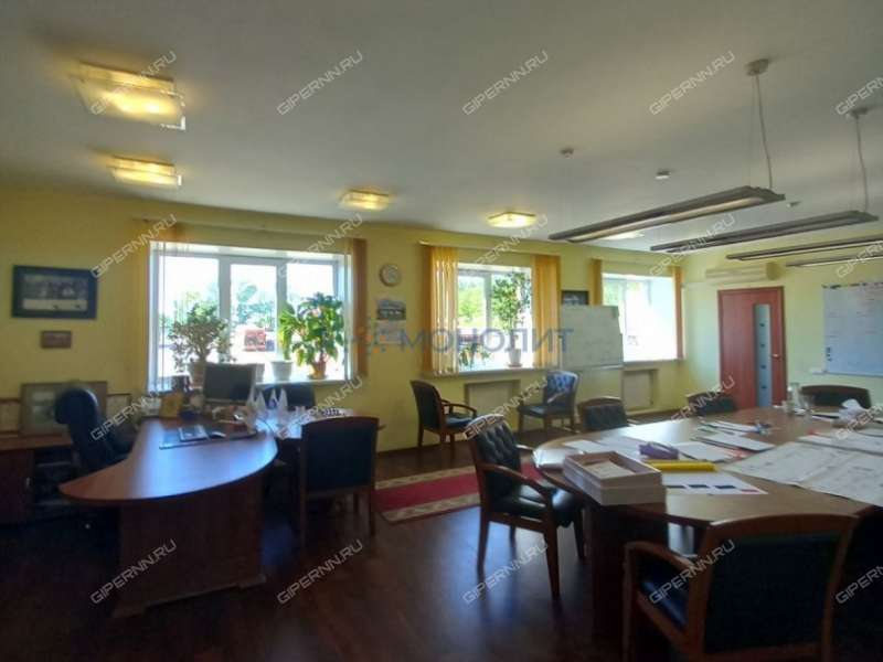 здание под офис, недвижимость под образовательные учреждения на Деловой улице