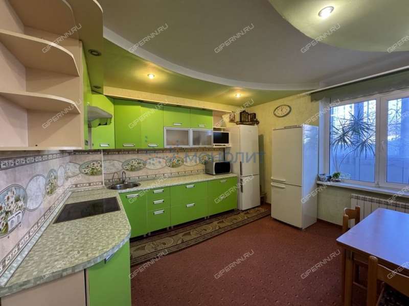 трёхкомнатная квартира на улице Александра Хохлова дом 1